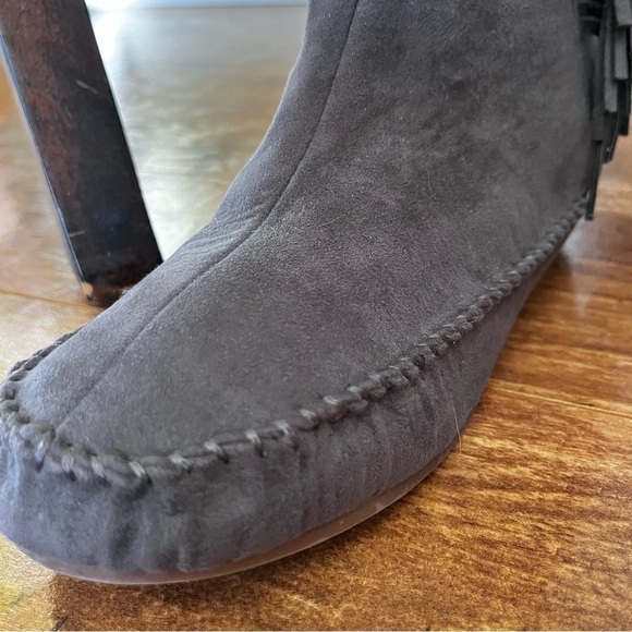 GREY fringe moccasin style boots size 5 - Picture 4 of 8